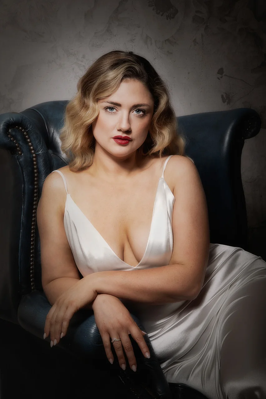 Vintage glamour boudoir portrait by Elland-Vee in Warminster, Wiltshire