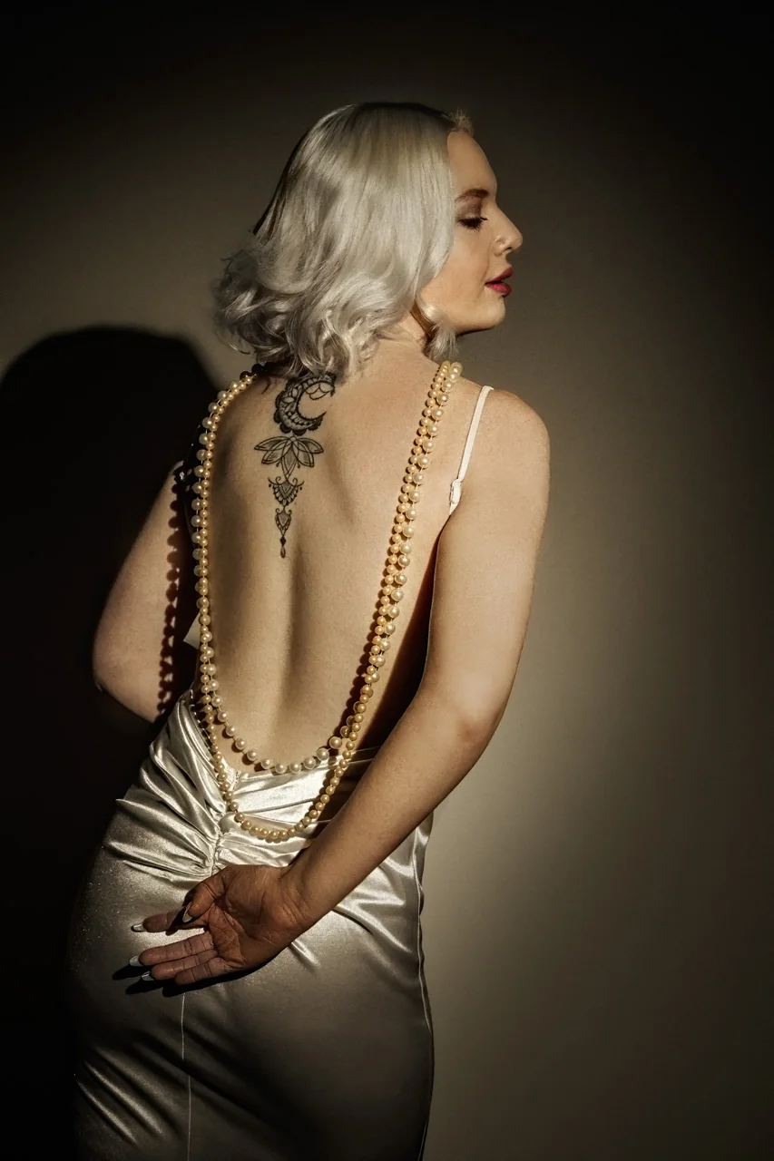 Vintage glamour boudoir portrait by Elland-Vee in Warminster, Wiltshire